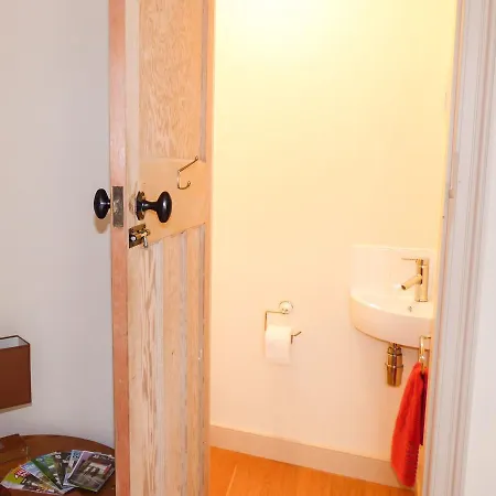 11 Upper Brook Street ألفرستون